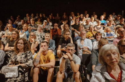 fotografia przedstawia publiczność na spotkaniu