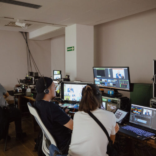 fotografia przedstawia dwie osoby oraz sprzęt audiowizualny