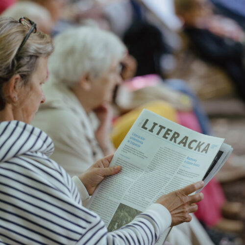 osoba czytająca gazetę
