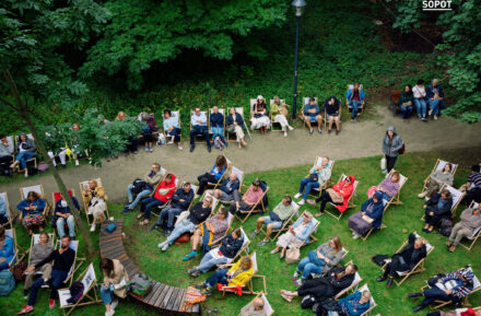 fotografia przedstawia festiwalową publiczność